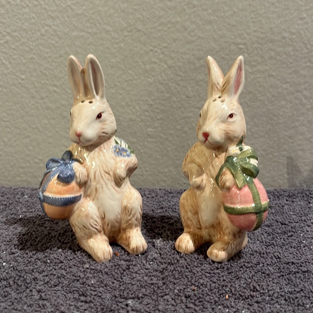 NIB Harry and David Easter Bunny Salt & Pepper Shakers